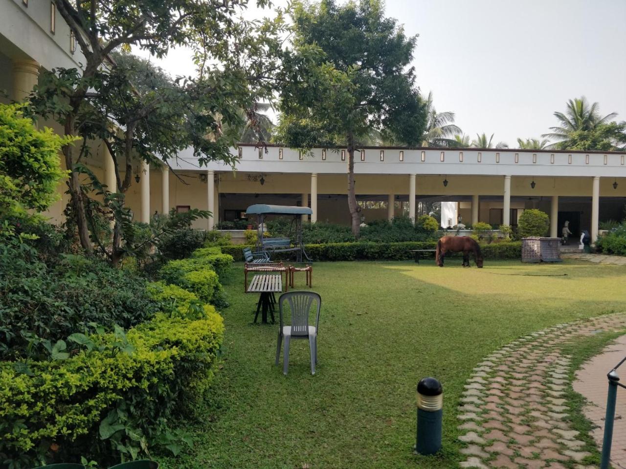 Dharamshi Resorts Hassan Eksteriør bilde